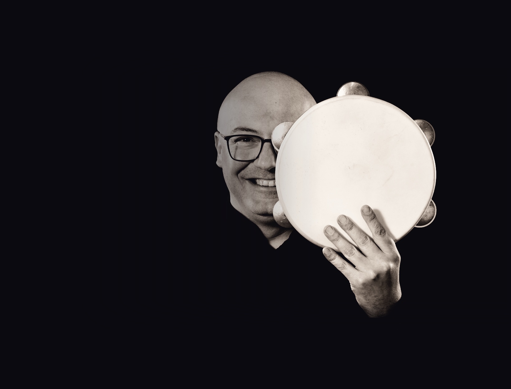 Andrea Piccioni con un tamburo a cornice