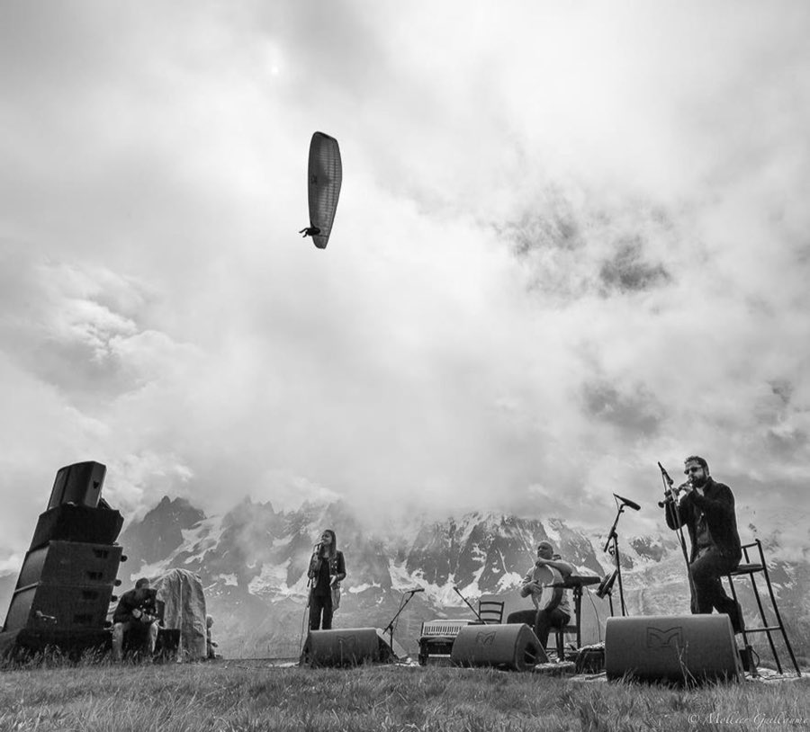 Andrea Piccioni sul palco, fotografia in bianco e nero