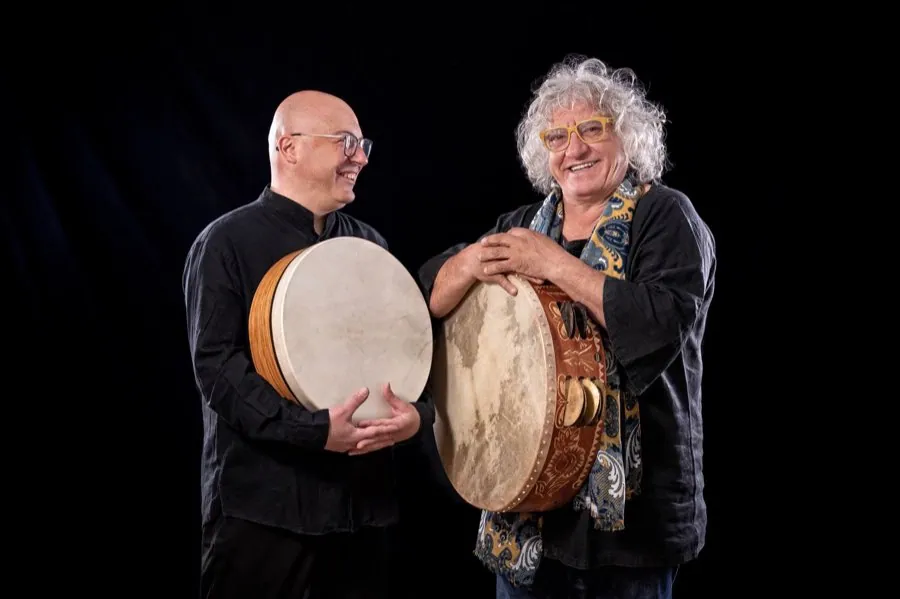 Two frame drums played in duo on stage